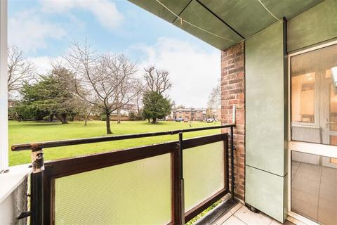2 bedroom flat to rent, Scrutton Close, London SW12