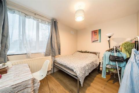 2 bedroom flat to rent, Scrutton Close, London SW12