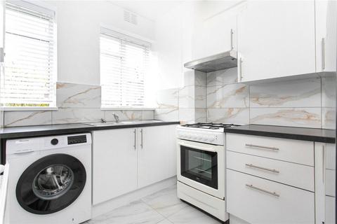 Studio to rent, Avenell Road, London, N5