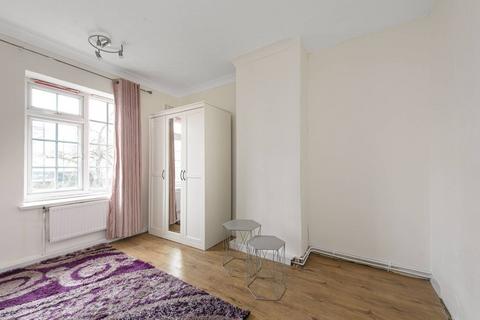 3 bedroom maisonette to rent, Sheaveshill Court, Colindale, London, NW9