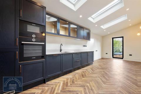 2 bedroom flat to rent, Lonsdale Road, Wanstead