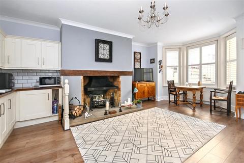 2 bedroom flat for sale, Lascelles Terrace, Eastbourne