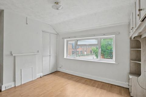 2 bedroom flat to rent, Molesey Road, Hersham KT12