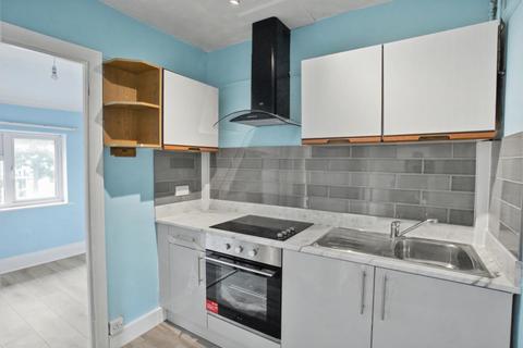 2 bedroom flat to rent, Molesey Road, Hersham KT12