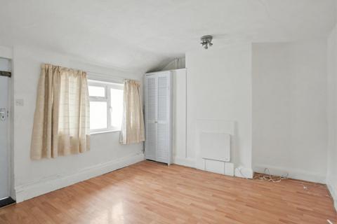 2 bedroom flat to rent, Molesey Road, Hersham KT12