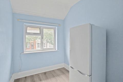 2 bedroom flat to rent, Molesey Road, Hersham KT12