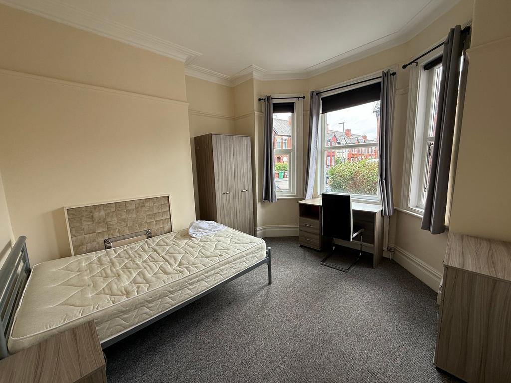 Bright single bedroom with large bay windows, a...