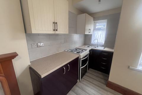 4 bedroom terraced house to rent, Hilton Road, Bradford BD7
