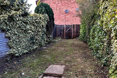2 bedroom terraced house to rent, Hurricane Way, Reading RG5