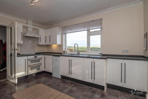 4 bedroom detached bungalow for sale, Newport Road, Niton