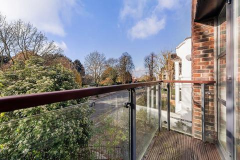 3 bedroom flat for sale, North End Way, Hampstead London NW3