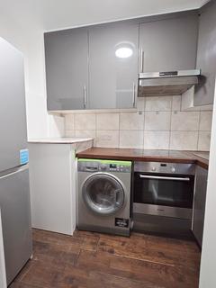 Studio to rent, Malvern Way, Ealing, London, W13