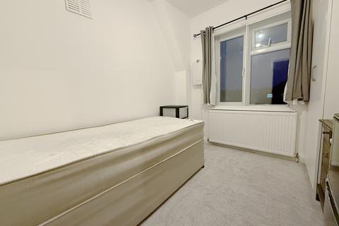 1 bedroom in a house share to rent, Summerhouse Avenue, Hounslow, TW5