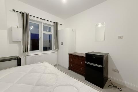 1 bedroom in a house share to rent, Summerhouse Avenue, Hounslow, TW5