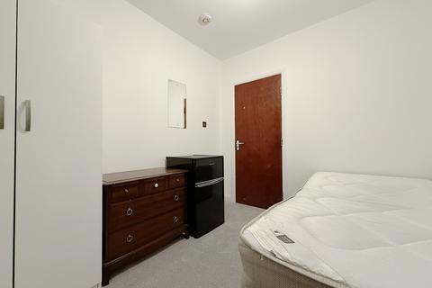 1 bedroom in a house share to rent, Summerhouse Avenue, Hounslow, TW5