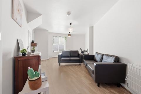 1 bedroom apartment to rent, Saunders Close, London, Seven Kings, IG1