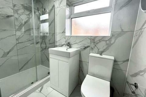 1 bedroom in a house share to rent, 2 Oatlands Road Room 3 Enfield EN3 5LJ