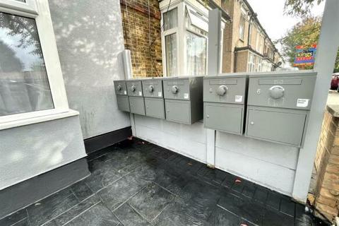 1 bedroom in a house share to rent, 2 Oatlands Road Room 3 Enfield EN3 5LJ