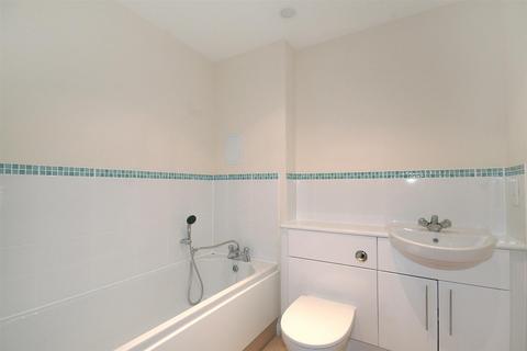 2 bedroom flat for sale, Avian Avenue, St. Albans AL2