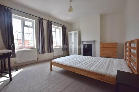 3 bedroom terraced house for sale, Donnington Gardens, Reading