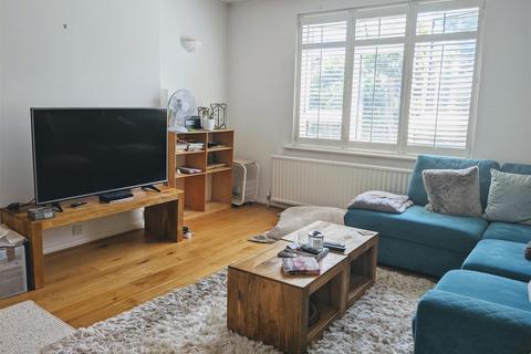 2 bedroom flat to rent, Brondesbury Villas, Queens Park, London NW6