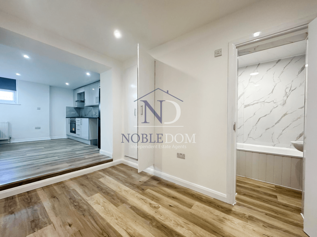 Studio flat in hounslow