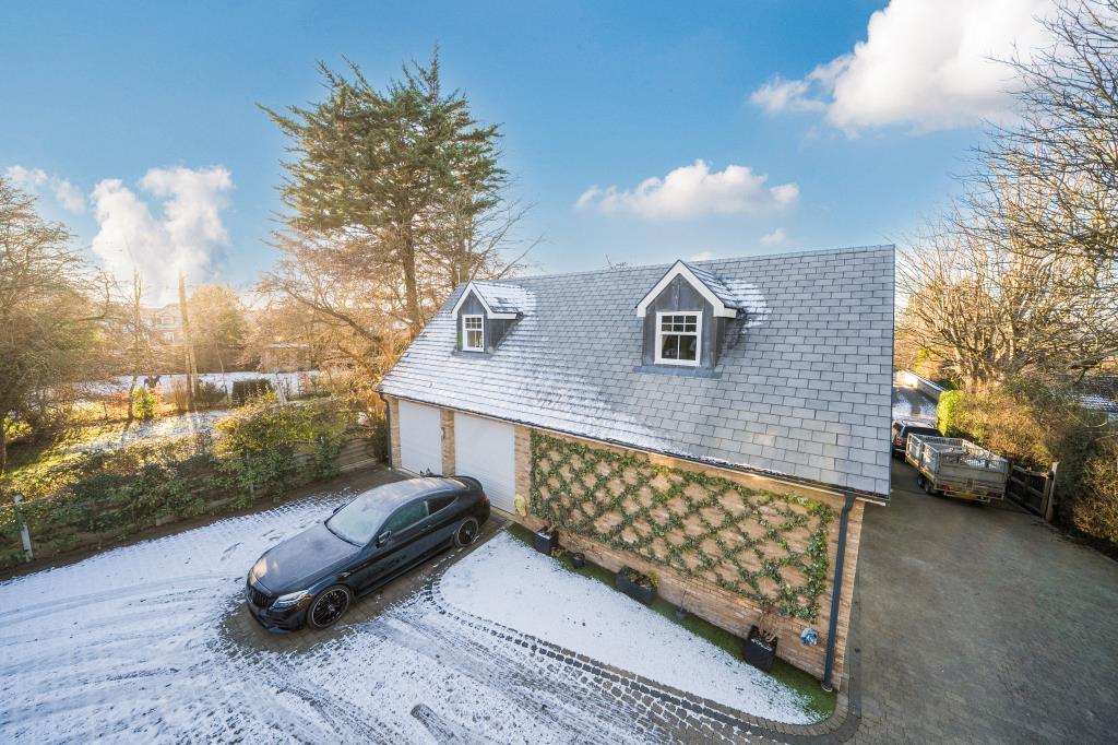 Elevated External Quadruple Detached Garage &amp; Anne