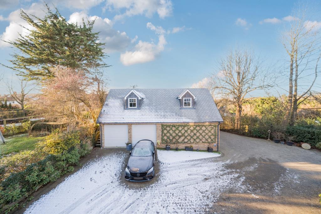 Elevated External Quadruple Detached Garage &amp; Anne