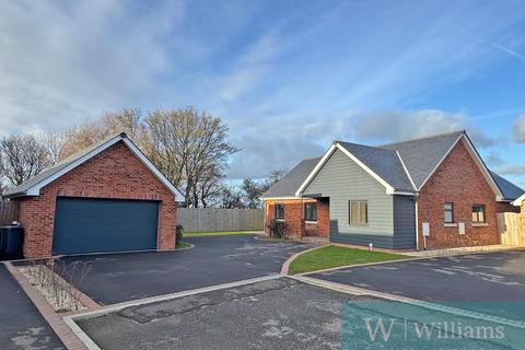 3 bedroom bungalow for sale - Reynards Place, Wootton, Isle of Wight