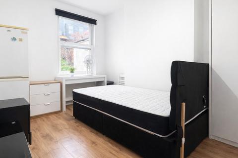 1 bedroom in a house share to rent, Wickham Lane, London