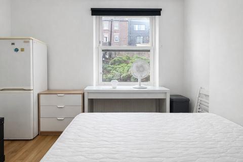1 bedroom in a house share to rent, Wickham Lane, London