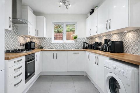 1 bedroom in a house share to rent, Wickham Lane, London