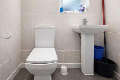 1 bedroom in a house share to rent, Wickham Lane, London