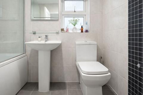 1 bedroom in a house share to rent, Wickham Lane, London
