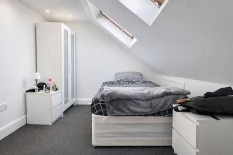 1 bedroom in a house share to rent, Trelawney Road, Ilford