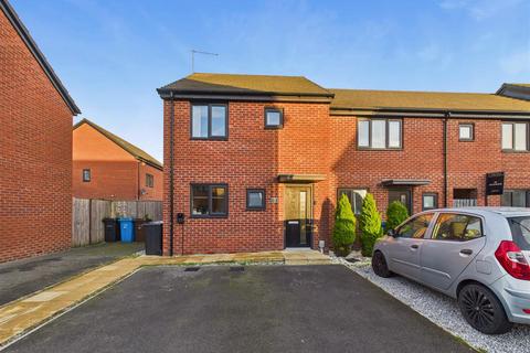 3 bedroom end of terrace house for sale - Westbrick Avenue, Hull