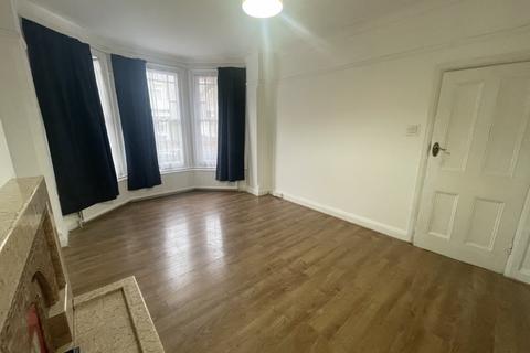 3 bedroom semi-detached house to rent, Sylvan Avenue, N22
