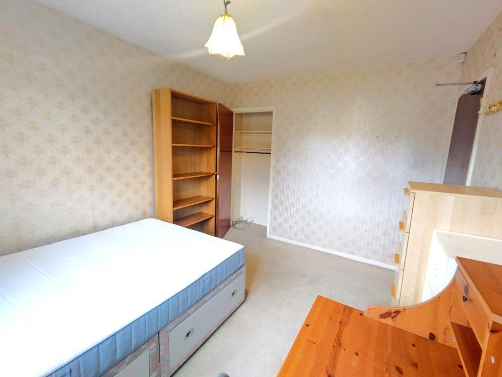 Bright, tidy double bedroom with a comfortable ...