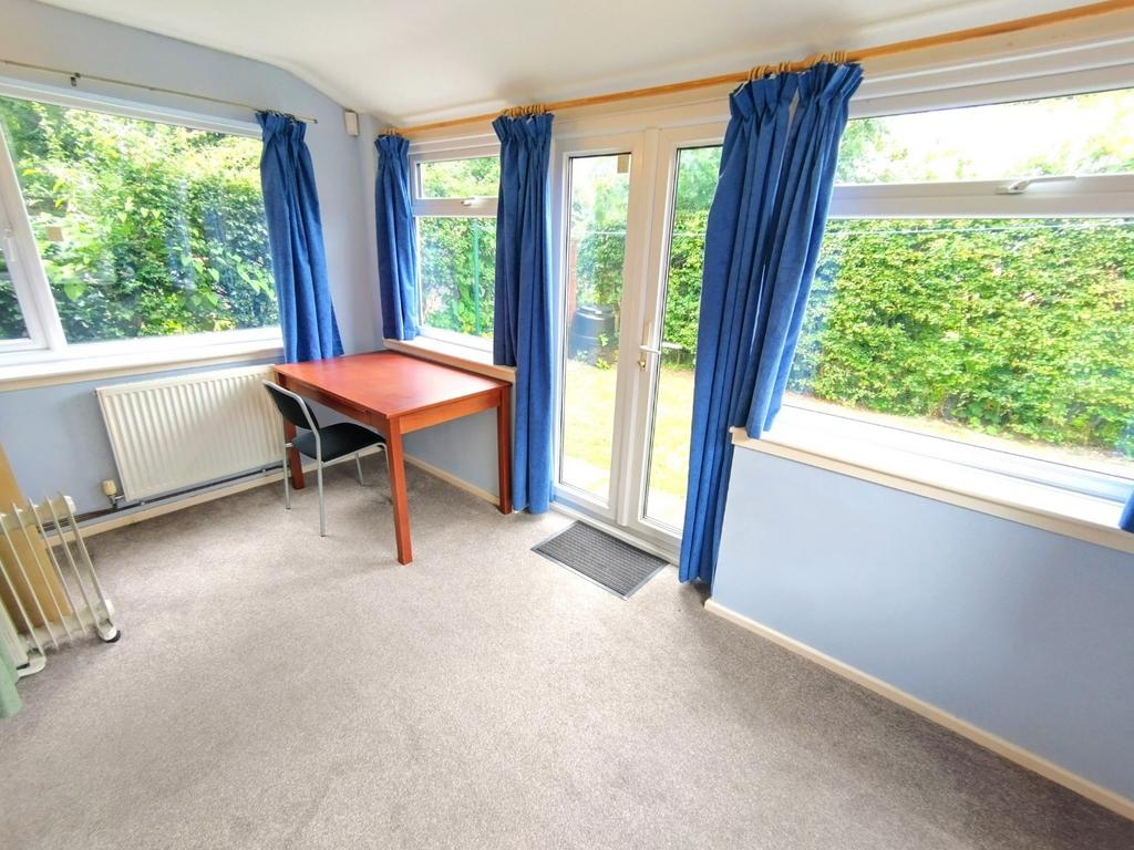 Bright, freshly carpeted single bedroom/study w...