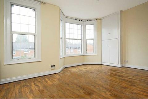 3 bedroom flat to rent, Avenue Road, London W3