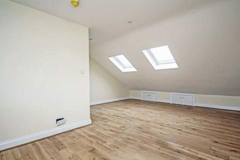 3 bedroom flat to rent, Avenue Road, London W3