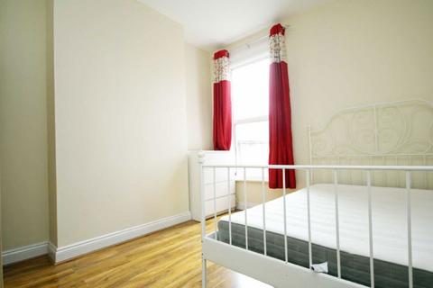 3 bedroom flat to rent, Avenue Road, London W3