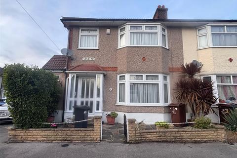 3 bedroom end of terrace house for sale, Cecil Road, Romford RM6