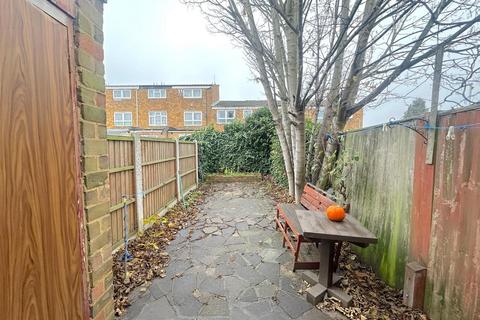 Studio to rent, Juniper Way, Middlesex UB3
