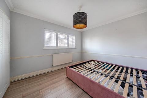 3 bedroom terraced house to rent, Paston Crescent, London, SE12 9DZ