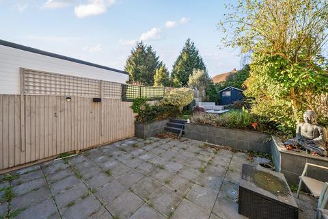 3 bedroom terraced house to rent, Paston Crescent, London, SE12 9DZ