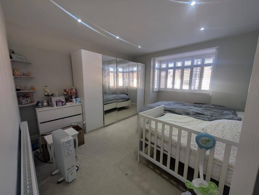 3 bed semi-detached house to rent Leeds Road, Slo