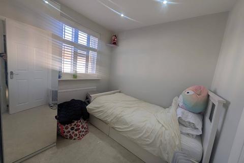 3 bedroom semi-detached house to rent, Slough, SL1