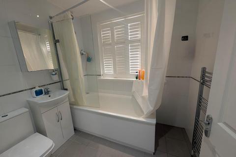 3 bedroom semi-detached house to rent, Slough, SL1