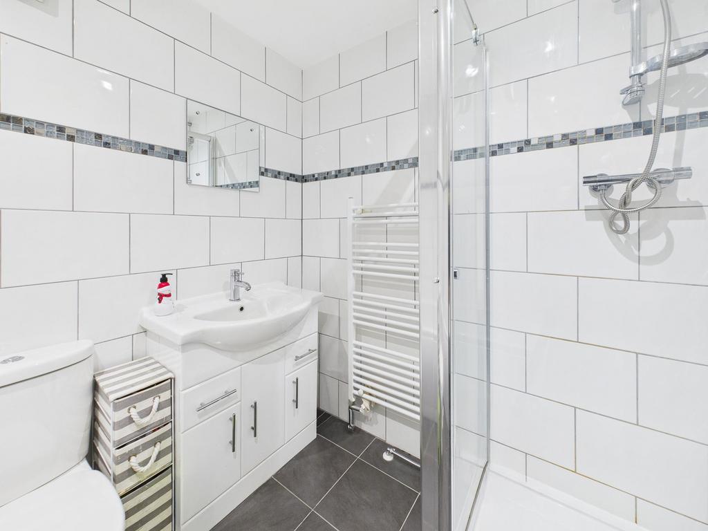 Bathroom (First Floor)
